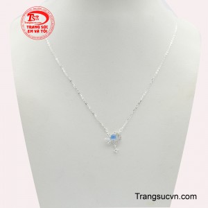 Màu xanh dịu mát của viên đá không chỉ làm nổi bật vẻ sang trọng của bạc mà còn mang đến cảm giác bình yên và sự bí ẩn của màn đêm.