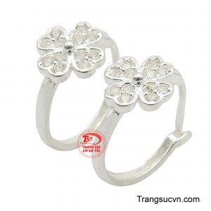 Với thiết kế hình cỏ bốn lá đính đá lấp lánh, mỗi chiếc bông tai không chỉ mang đến sự may mắn mà còn tôn lên nét duyên dáng, thanh thoát cho gương mặt.