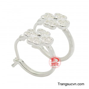 Chất liệu bạc cao cấp sáng bóng, không chỉ bền đẹp mà còn an toàn cho làn da, phù hợp để đeo hàng ngày hoặc trong những dịp đặc biệt.