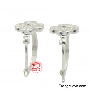 Kích thước nhỏ gọn, vừa vặn giúp bạn tự tin thể hiện phong cách cá nhân một cách nhẹ nhàng nhưng vẫn đầy cuốn hút.