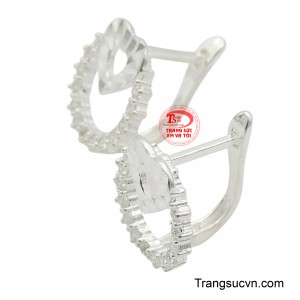 Với thiết kế độc đáo, nổi bật với trái tim rỗng được chạm khắc tinh xảo kết hợp vòng tròn đính đá lấp lánh, chúng không chỉ là món trang sức mà còn là biểu tượng của sự gắn kết vĩnh cửu.