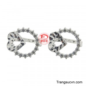 Chất liệu bạc cao cấp sáng bóng, nhẹ nhàng ôm lấy vành tai, mang lại cảm giác thoải mái và vẻ đẹp thanh lịch.