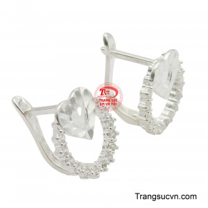 Mỗi viên đá nhỏ được sắp đặt tỉ mỉ, phản chiếu ánh sáng rực rỡ, tô điểm cho gương mặt thêm phần rạng ngời và cuốn hút.