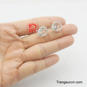 Đây không chỉ là một phụ kiện thời trang, mà còn là lời nhắc nhở ngọt ngào về tình yêu thương, lý tưởng để bạn tự thưởng cho mình hoặc làm món quà ý nghĩa dành tặng người phụ nữ đặc biệt trong đời.