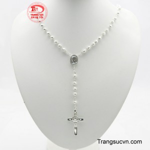 Chuỗi mân côi bạc này là một món đồ trang sức quen thuộc trong các nghi lễ tôn giáo, đặc biệt là Công giáo. 