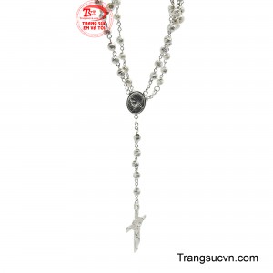 Ở điểm nối trung tâm là một mặt dây hình bầu dục với hình ảnh Đức Mẹ, thể hiện lòng thành kính và sự bình an.