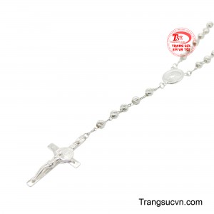 Chuỗi mân côi bạc không chỉ là một vật phẩm mang ý nghĩa tâm linh sâu sắc mà còn là một món đồ trang sức tinh tế, phù hợp để đeo hàng ngày hoặc trong những dịp đặc biệt, thể hiện niềm tin và phong cách của người sở hữu.