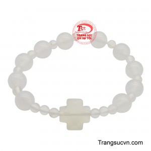 Chuỗi mân côi mã não trắng là một biểu tượng của sự thanh khiết và niềm tin.
