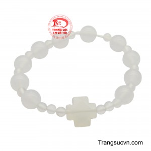 Được chế tác từ những hạt mã não trắng đục, mỗi hạt đá đều mang vẻ đẹp tự nhiên và cảm giác mát lạnh khi chạm vào.