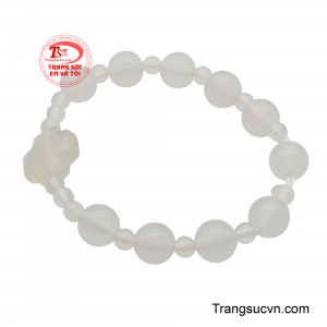 Điểm nhấn của chuỗi là hình thánh giá được làm từ cùng chất liệu mã não trắng, tạo nên sự hài hòa và liền mạch trong thiết kế.