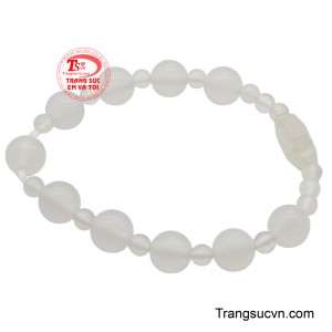 Chuỗi mân côi không chỉ là vật phẩm ý nghĩa trong nghi lễ tôn giáo mà còn là món trang sức thanh lịch, mang lại cảm giác bình an và tĩnh tại cho người đeo.