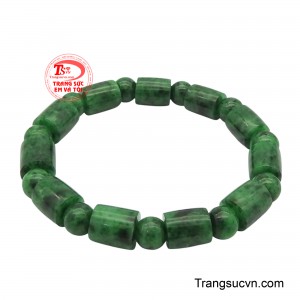 Chuỗi ngọc phỉ thúy thiên nhiên là một món trang sức độc đáo, toát lên vẻ đẹp tự nhiên và mạnh mẽ. 