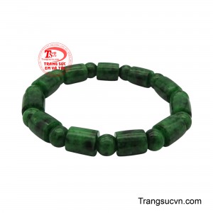 Được chế tác từ những viên ngọc phỉ thúy xanh sẫm, mỗi viên đều có hình dáng trụ tròn hoặc hình khối được bo góc mềm mại, tạo nên một tổng thể hài hòa và ấn tượng.