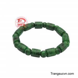 Những vân đá tự nhiên màu đen hoặc xanh đậm hơn trên bề mặt ngọc thêm vào nét cá tính và độc đáo cho chuỗi hạt.