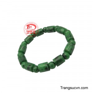 Vòng tay này không chỉ là phụ kiện thời trang mà còn mang ý nghĩa phong thủy sâu sắc, tượng trưng cho sự bình an, may mắn và tài lộc.