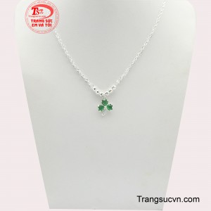 Dây chuyền bạc cỏ bốn lá là một món trang sức tinh xảo, nổi bật với mặt dây hình cỏ bốn lá đính đá màu xanh lá cây lấp lánh.