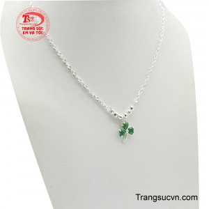 Thiết kế này mang ý nghĩa may mắn và hy vọng, làm cho nó trở thành món quà ý nghĩa hoặc phụ kiện cá nhân hoàn hảo.