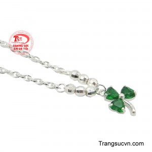 Sợi dây mảnh mai, được làm từ bạc sáng bóng, kết hợp hài hòa với mặt dây chuyền, tạo nên vẻ đẹp thanh lịch và tinh tế.