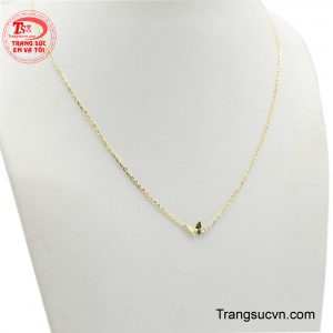 Mặt dây chuyền hình bướm được chế tác tỉ mỉ, với những đường nét mềm mại và được đính các viên đá nhỏ lấp lánh, tạo điểm nhấn rực rỡ.