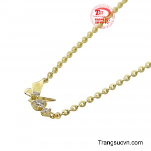 Sợi dây mảnh mai làm từ vàng 10K sáng bóng, tôn lên sự duyên dáng và thanh lịch cho người đeo.