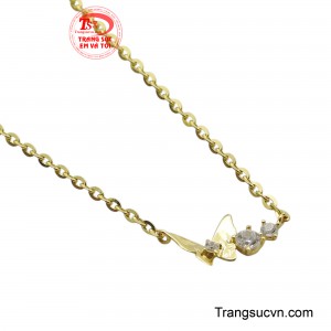 Đây là món phụ kiện lý tưởng để tô điểm cho trang phục thêm phần nổi bật, thể hiện phong cách nữ tính và sự dịu dàng của phái đẹp.