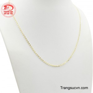 Được chế tác từ chất liệu vàng 10K sáng bóng, sợi dây nhẹ nhàng mang lại sự sang trọng và thanh lịch cho người đeo.