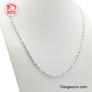 Với thiết kế mắt xích độc đáo, lấy cảm hứng từ phong cách Ý, sợi dây mang đến vẻ đẹp nhẹ nhàng nhưng vẫn đầy cuốn hút. 