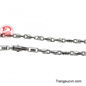 Từng mắt xích nhỏ được liên kết khéo léo, tạo nên sự mềm mại, uyển chuyển khi đeo.