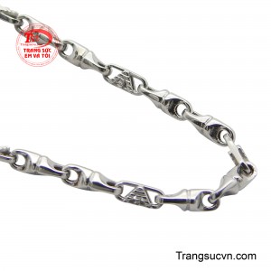 Ánh vàng 10K sáng bóng tô điểm cho vẻ ngoài, dễ dàng kết hợp với nhiều loại trang phục, từ công sở thanh lịch đến dạo phố năng động.