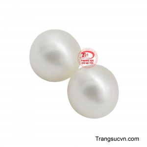 ỗi viên ngọc sở hữu sắc trắng tinh khôi, với độ bóng mượt mà phản chiếu ánh sáng tự nhiên một cách dịu nhẹ, tạo nên hiệu ứng lung linh.