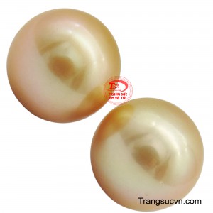 Mỗi viên ngọc sở hữu độ bóng mượt mà, phản chiếu ánh sáng dịu dàng, tạo nên vẻ lấp lánh sang trọng.