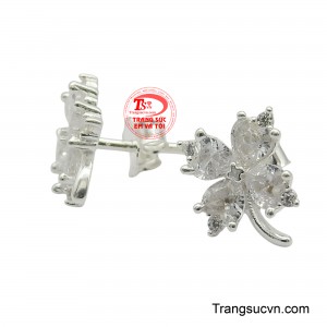 Mỗi bông tai được tạo hình tỉ mỉ thành hình dáng cỏ bốn lá, biểu tượng của hy vọng, niềm tin, tình yêu và sự may mắn.