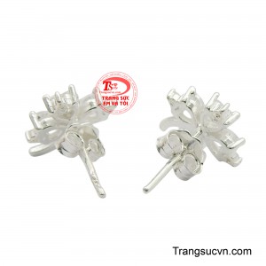 Bề mặt hoa tai được đính kết những viên đá  sáng lấp lánh làm nổi bật nên đôi tai của bạn khi đeo. 