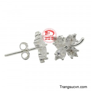 Thiết kế này không chỉ làm nổi bật vẻ đẹp thanh lịch mà còn dễ dàng kết hợp với nhiều trang phục, từ đời thường đến dạ tiệc.