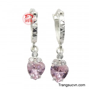 Hoa tai bạc đá trái tim với thiết kế rủ độc đáo, mang vẻ đẹp nữ tính và lãng mạn.