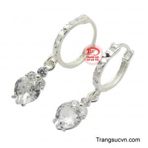 Viên đá trái tim được cắt mài tỉ mỉ, phản chiếu ánh sáng rực rỡ, thu hút mọi ánh nhìn.