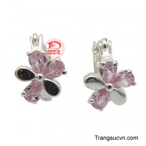 Hoa tai bạc đáng yêu cho bé được thiết kế hình dáng bông hoa nhỏ xinh, với những cánh hoa được đính đá màu hồng nhạt lấp lánh, tạo điểm nhấn ngọt ngào và thu hút.