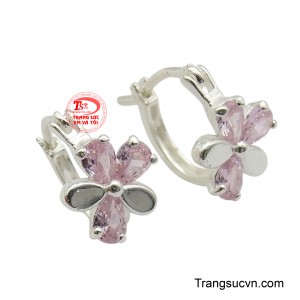 Chất liệu bạc ta 925 sáng bóng không chỉ đảm bảo độ bền mà còn an toàn cho làn da nhạy cảm của trẻ.