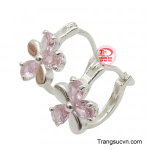 Kiểu dáng bông tai móc cài giúp việc đeo và tháo dễ dàng, đồng thời giữ chặt bông tai trên tai bé, tránh rơi rớt.