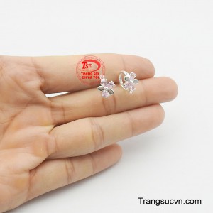 Đôi hoa tai này là lựa chọn hoàn hảo để tô điểm thêm nét dễ thương, đáng yêu cho các bé trong những dịp đặc biệt hoặc khi đi chơi, khiến bé thêm tự tin và nổi bật.