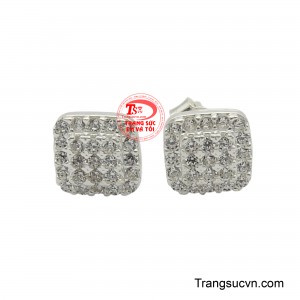 Hoa tai bạc đơn giản mang phong cách tối giản nhưng không kém phần nổi bật.