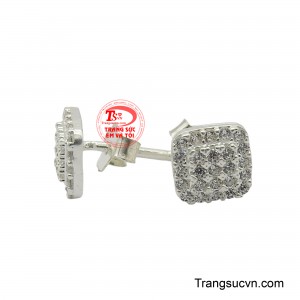 Được chế tác trên chất liệu bạc 925 kết hợp với kiểu dáng hình vuông gắn những viên đá nhỏ li ti sáng lấp lánh tạo nên vẻ đẹp sang trọng và hiện đại.