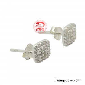 Với kiểu dáng nhỏ gọn đôi hoa tai giúp bạn đeo dễ dàng hàng ngày và kết hợp với các phụ kiện thời trang khác nhau. 