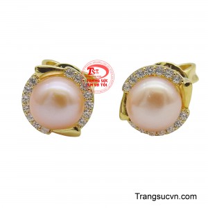 Hoa tai ngọc trai vàng 14K toát lên vẻ đẹp sang trọng và quý phái.