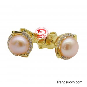 Mỗi chiếc hoa tai nổi bật với viên ngọc trai màu hồng nhạt, tròn đều, được bao bọc bởi một khung vàng 14K chắc chắn.