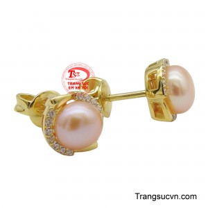 Viền ngoài của khung vàng được đính kết những viên đá nhỏ lấp lánh, tạo hiệu ứng hào quang rực rỡ, làm tăng thêm vẻ lộng lẫy cho viên ngọc trai trung tâm. 