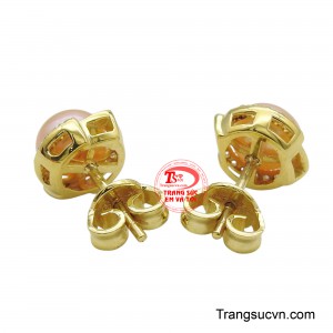 Thiết kế này vừa mang nét cổ điển, vừa hiện đại, là lựa chọn hoàn hảo để tôn vinh vẻ đẹp thanh lịch và tinh tế của người phụ nữ, phù hợp với mọi dịp từ thường ngày đến sự kiện đặc biệt.