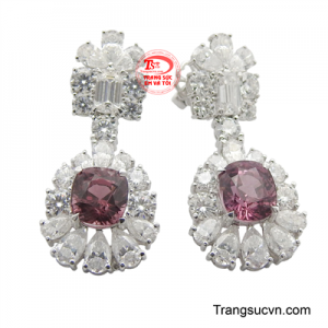 Hoa tai nữ vàng 10K gắn đá là một kiệt tác lộng lẫy, kết hợp hoàn hảo giữa sự sang trọng và vẻ đẹp tinh tế.