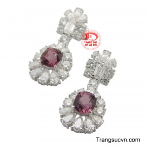 Mỗi chiếc hoa tai đều nổi bật với viên đá trung tâm màu hồng tím rực rỡ, được bao quanh bởi một vòng đá Moisanite trắng lấp lánh với nhiều hình dạng khác nhau, tạo nên hiệu ứng thị giác ấn tượng.