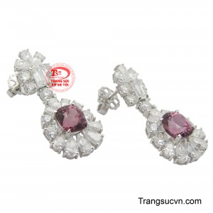 Phần trên của hoa tai được điểm xuyết thêm những viên đá trắng hình chữ nhật và giọt nước, càng tăng thêm vẻ kiêu sa và đẳng cấp.